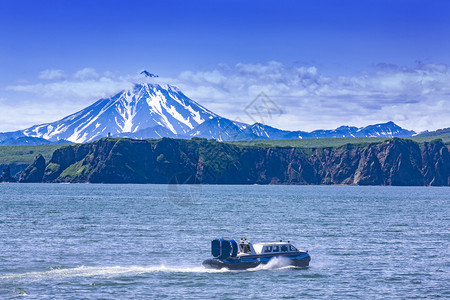 在卡姆恰特半岛背景火山上的泛太平洋乘船行驶沿海一台电视软垫图片