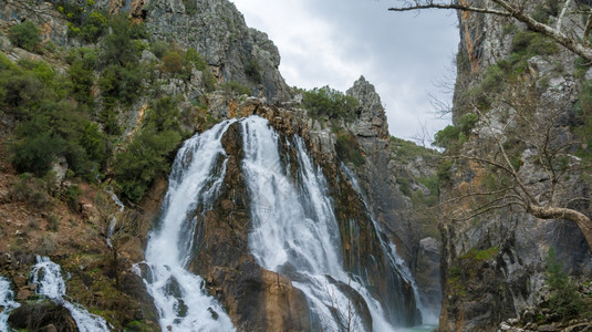 落下在土耳其安塔利亚的Ucansu瀑布春天景观图片