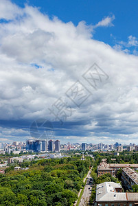 夏天中午基辅市高处的景色从夏季下午12时在基辅市的一个高地即基辅市一个古老住宅区和地平线上新楼层前露台绿色公园对面蓝天的新建筑上图片