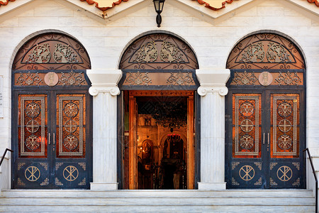 卢特拉基EkklisiaAgiosIoannis东正教堂的三扇门中间是开着的2019年8月5日希腊路特拉基圣约翰希腊督教堂希腊贴图片
