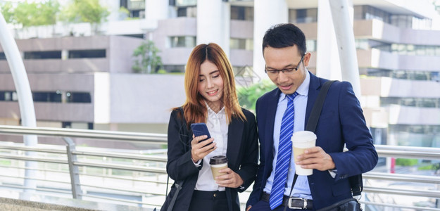 坦率复制空间商业女人在镇上喝咖啡使用智能手机在办公室城外的全景手握着咖啡杯智能电话和商务伙伴乐盘聊天PanoramaHands同图片