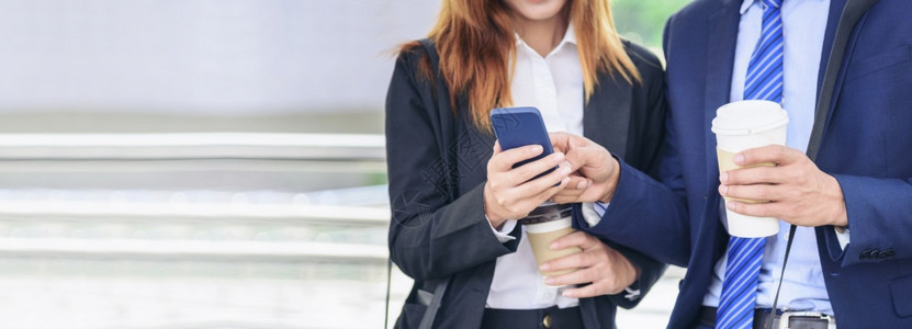 人们商业女在镇上喝咖啡使用智能手机在办公室城外的全景手握着咖啡杯智能电话和商务伙伴乐盘聊天PanoramaHands幸福亚洲人图片