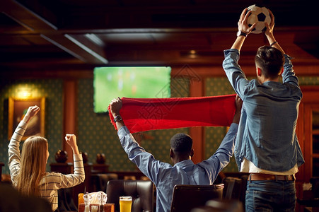 男足球迷酒吧看球庆祝背景图片