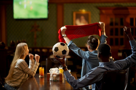年轻朋友们在酒吧一起观看世界杯足球比赛图片