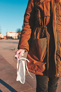 女青年在市中心行走保护真正的人和实情况在城市中心站着的年轻妇女能够真正地保护感染者真实的人和状况准备保护免受感染和防止疾病传播白图片