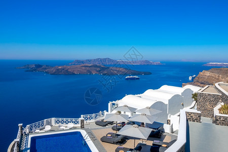 火山地中海希腊圣托里尼岛锡拉酒店位于伊亚的高岸游泳池和日光躺椅可在阳明媚的天气中放松海景酒店高岸和海景的游泳池美丽图片