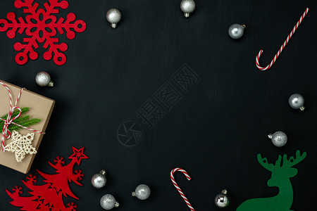 新年装饰品快乐福拉特在家庭工作室办公桌用现代黑纸背景写成的礼物盒壁纸树上设定了基本区别物赠送箱fir树框架展示卡片图片