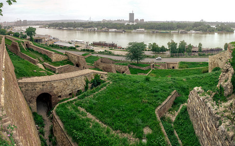 旅游多瑙河和萨瓦的全景从贝尔格莱德要塞和尔维亚的卡莱梅格丹在一个阴天的夏日多瑙河在贝尔格莱德要塞附近战争南斯拉夫图片