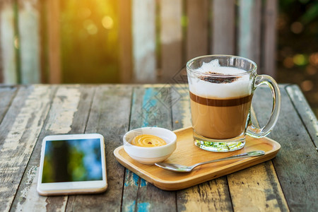 早上餐或咖啡时间在店工作自由职业者中工作每天上午或咖啡时间工作和休息与木质布料背景早餐或咖啡时间在店工作饮料可口生活图片