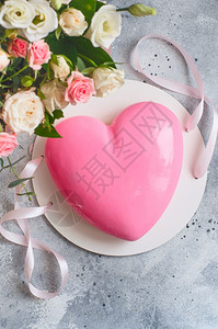 优雅糕点礼物套装粉红心形慕丝蛋糕和一束盛满美丽的花放在灰色的格伦吉人背景瓦伦多人节母亲日卡上甜点图片