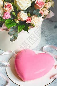浪漫的粉红心形慕丝蛋糕图片
