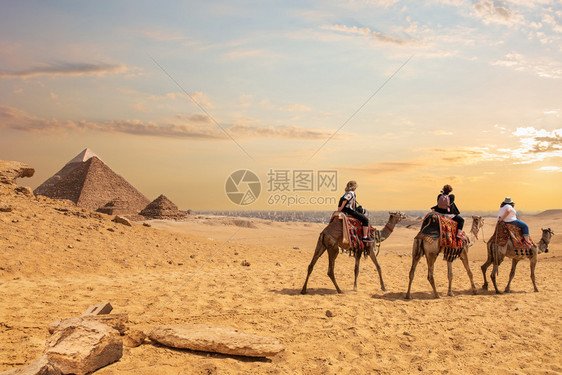 云地标门考雷欧洲游客在埃及金字塔附近骑骆驼欧洲游客在埃及金字塔附近骑骆驼图片