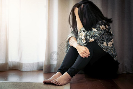 女文化困惑坐在客厅窗帘旁的抑郁妇女单独悲伤情绪观念独自一人图片