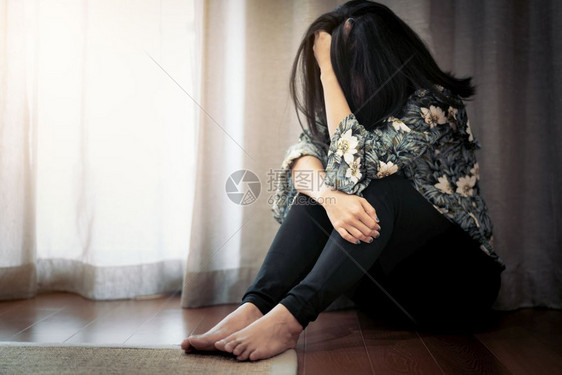 女文化困惑坐在客厅窗帘旁的抑郁妇女单独悲伤情绪观念独自一人图片