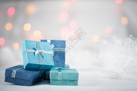 弓前夕毛皮在bokeh背景的白皮上蓝色礼物盒有圣诞快乐或新年节季喜悦或新年点选择的复制空间图片