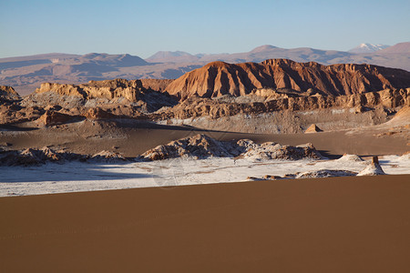 月亮和棕色沙丘表面的山坡风景减半佩德罗桑图片
