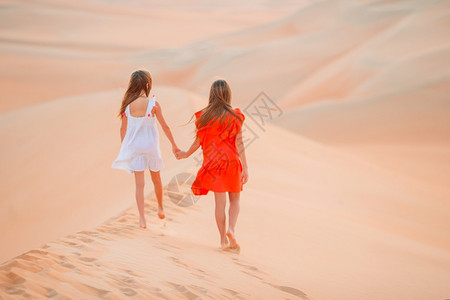 擦自然女孩阿拉伯联合酋长国鲁布哈利沙漠丘中的小美女图片