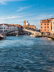 风景浪漫的大运河和威尼斯的PontedegliScalziSanSimeonPiccolors教堂底座著名的图片