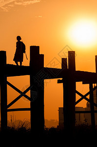 乌因曼德勒走道Ubein桥Taungthaman湖Amarapura缅甸世界上最长的木桥图片