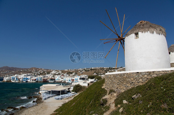 欧洲哈拉斯米科诺白天著名的风力磨坊岛图片