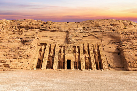 历史AbuSimbelNefertari寺日落时的主要景观埃及雕像建筑学图片