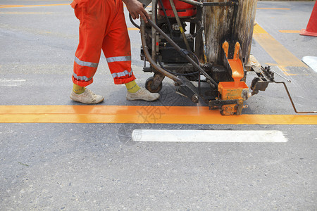 工业的道路建设用机器和工人道路交通标志涂漆道路建设用机器和工人团队地点图片