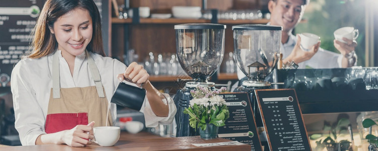 亚洲顾客咖啡加拿铁或卡布奇诺咖啡的店客户订单的咖啡酒吧倒牛奶的商小企业主和咖啡店开者概念以及酒保图片