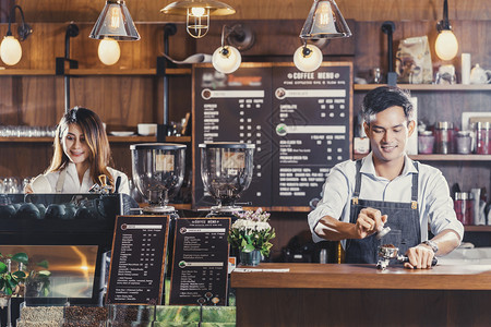 服务员女亚洲酒吧准备咖啡加拿铁或卡布奇诺咖啡的和杯供店顾客点菜酒家倒牛奶小企业主以及咖啡店和餐馆开业概念亚洲人背景图片