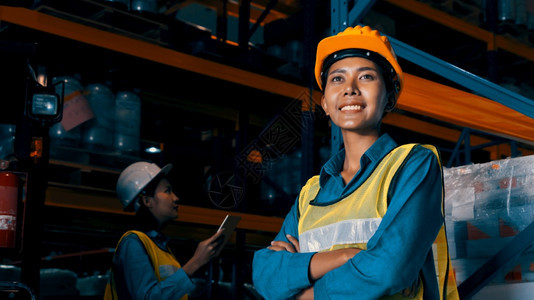 亚洲人美国男年轻女仓库工在中微笑的肖像物流供应链和仓库业务概念年轻女仓库工人在中微笑的肖像图片