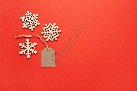 快乐的最佳圣诞装饰3个木小雪花和手工艺标签印在明红背景上复制空间节日新年销售概念水平地简约图片