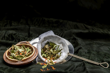 以深底泰国草药厂和健康饮料概念替代色花叶和香草树并代之以淡底泰国草药厂和健康饮品选择重点藏红花一顿饭烹饪图片