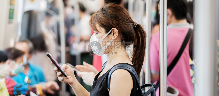 卫生保健或者流感身戴外科面罩的亚洲年轻妇女在卫生保健和感染概念内的地铁戴面罩防止新科罗纳或Covid19图片