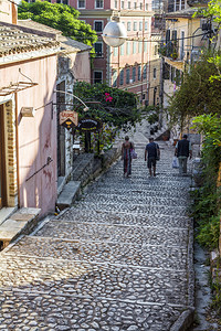 目的地希腊科孚岛2018年月5日希腊科孚市附近旅游街道人们在希腊科孚市Corfu行走而人们在希腊科孚市行走步城的图片