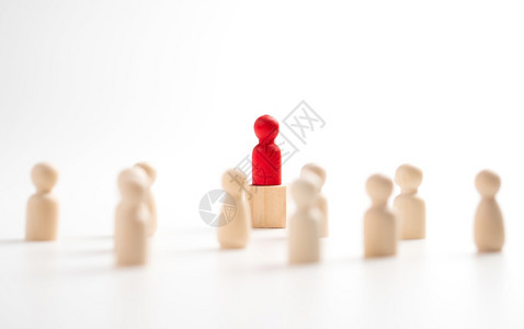 使命红木形人物站在盒子上显示影响和赋予权力领导团队成功竞争赢家和有影响力的领袖商业导概念对具有影响力的企业领导者概念员工战略图片