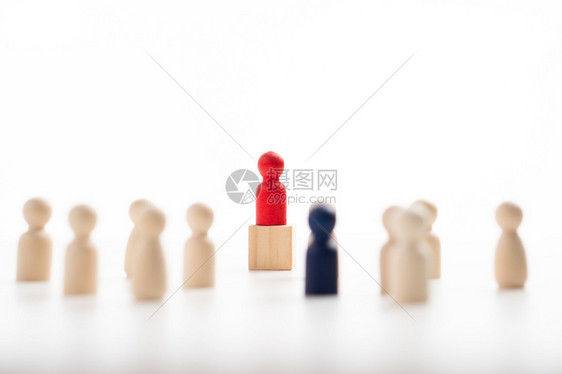 团体红色的木形人物站在盒子上显示影响和赋予权力领导团队成功竞争赢家和有影响力的领袖商业导概念对具有影响力的企业领导者概念常设图片