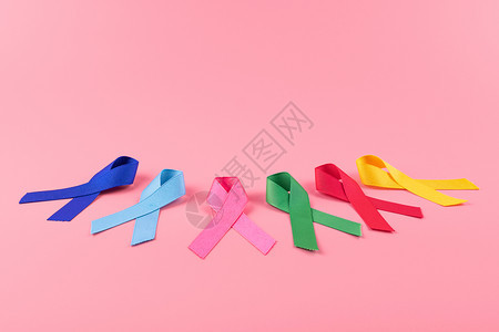 2月4日世界癌症2月4以木制背景为蓝红绿粉色和黄颜的彩带支持人们生活和疾病保健医药概念卫生保健医象征图片