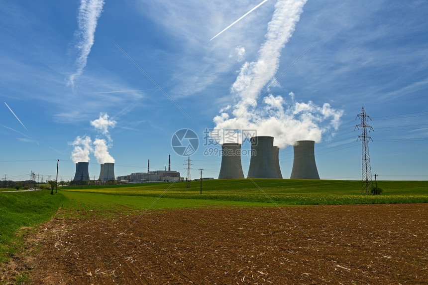 Dukovany核电厂捷克大烟囱有蓝天空和烟雾的色天空和烟雾工业环境概念为了危险反应堆图片