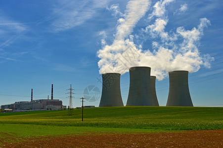 活力Dukovany核电厂捷克大烟囱有蓝天空和烟雾的色天空和烟雾工业环境概念的农业图片