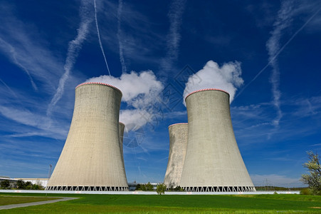 为了风险大Dukovany核电厂捷克大烟囱有蓝天空和烟雾的色天空和烟雾工业环境概念图片