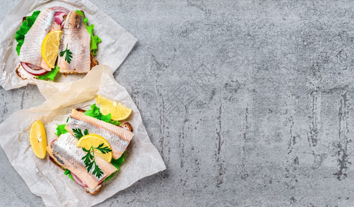 海鲜自助餐纸板平铺的草或快餐概念传统的泥煎三明治石桌上的复制空间在纸板上印满沙拉图片