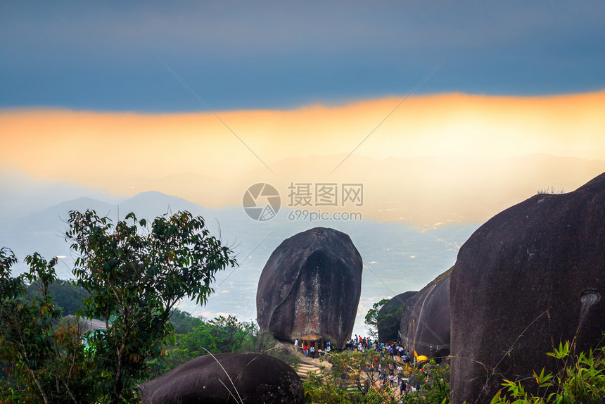 自然地标2019年月6日至9泰国昌塔布里Chanthaburi主要旅游景点之一在泰国Khitchakut山上祷告图片