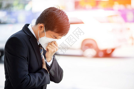 新冠污染卫生保健一名商人在上班前戴面罩以保护科罗纳然后到办公室工作图片