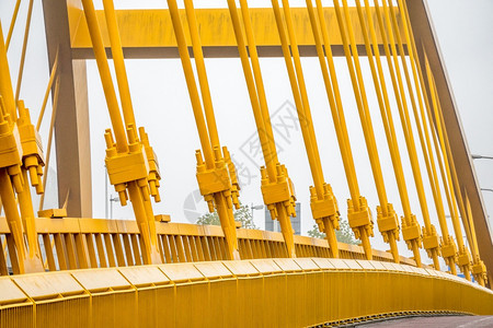 一座现代黄线断裂的悬桥水斜拉式普森图片