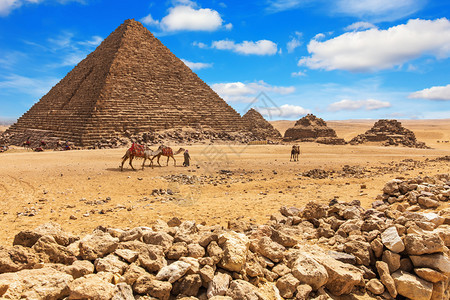 骆驼古老的Menkaure金字塔和他的王后金字塔吉萨埃及Menkaure金字塔和他的王后金字塔埃及老的图片