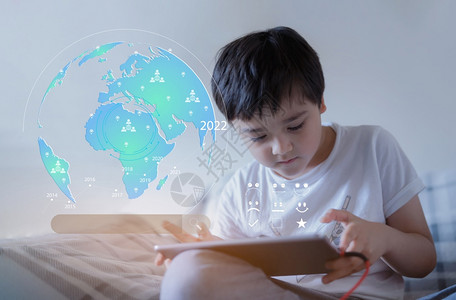 童年国际的各种样一个使用平板研究世界人口的学校儿童在家庭网上做工作的童子男孩图片