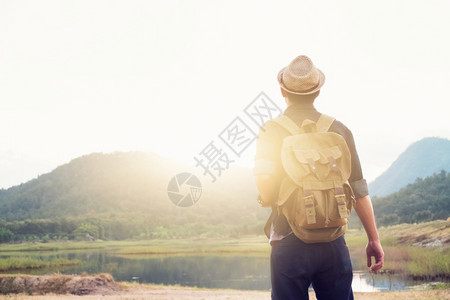 游客重点带背包在户外放轻松的青年旅行者暑假和生活方式徒步概念Retro过滤效果选择焦点太阳图片