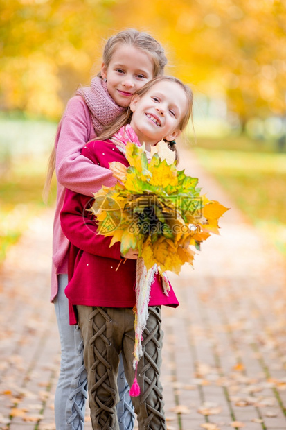 婴儿在温暖的秋日户外快乐小女孩秋天子们在温暖秋天户外公园里可爱的小女孩天气帽图片
