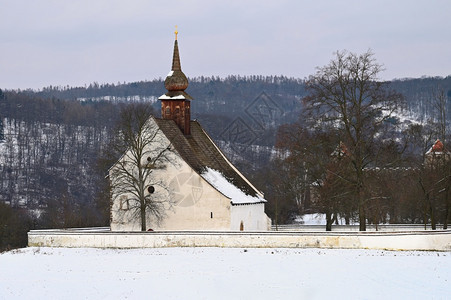 树叶塔温冬风景美丽的教堂位于捷克布尔诺市Veveri城堡附近上帝母亲的礼拜堂屋顶图片