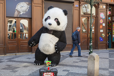 天捷克布拉格市街艺人穿着熊服装和舞蹈在2019年4月日大街上穿着熊装和跳舞中央旗帜图片