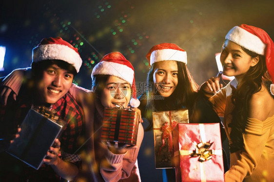 由亚洲青少年节假日和幸福概念友谊与放松主题黄金调庆祝的圣诞节和新年晚会庆祝活动传统的新黄色图片